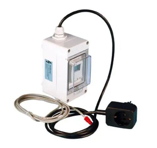 Digitaler Schaltkasten von Grünbeck mit Anschlusskabel und Steckdose, zur Zeitsteuerung, montiert in einem kompakten Gehäuse. Ideal für elektrische Steuerungen.